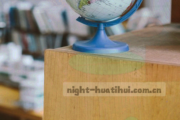 夜晚球场灯光下的球迷剪影